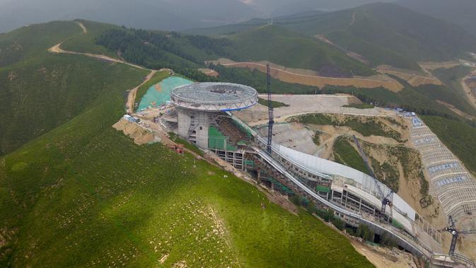 Foto dari udara yang diabadikan pada 30 Juli 2020 ini menunjukkan lokasi pembangunan Pusat Ski Jumping Nasional di Distrik Chongli, Kota Zhangjiakou, Provinsi Hebei, China utara. (Xinhua/Zhang Chenlin)