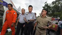 Menteri Perhubungan, Ignasius Jonan (ketiga dari kiri) mendengarkan penjelasan Bupati Kabupaten Kota Waringin Barat, Ujang Iskandar di Lanud Iskandar, Pangkalan Bun, Kalimantan Tengah, Selasa (30/12/2014). (Liputan6.com/Miftahul Hayat)