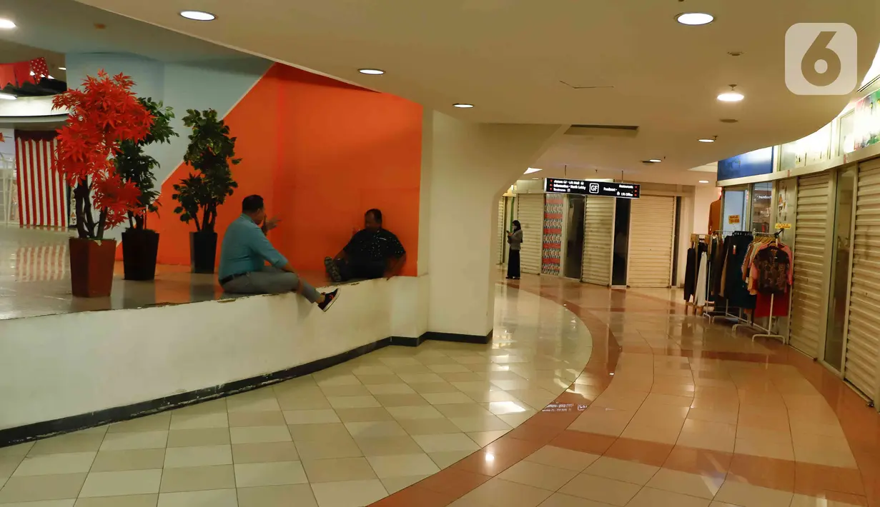 Pengunjung bersamnati di dekat deretan toko yang tutup di Plaza Semanggi, Jakarta, Senin (13/6/2022). Plaza Semanggi yang merupakan salah satu pusat perbelanjaan legendaris di DKI Jakarta dan sempat menjadi tempat nongkrong favorit kaum muda-mudi ini tampak sepi seolah tak berpenghuni. (Liputan6.com/Heman Zakharia)