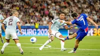 Pemain PSG Khvicha Kvaratskhelia (kanan) mencetak gol pertama bagi timnya dalam pertandingan sepak bola Piala Super UEFA antara Paris Saint-Germain dan Aston Villa di Salzburg, Austria, Rabu, 12 Agustus 2026. (Foto AP/Darko Bandic)