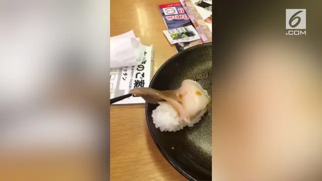 Seorang pembeli di Jepang tetap memakan sushi meski ia menemukan daging tersebut masih bergerak .