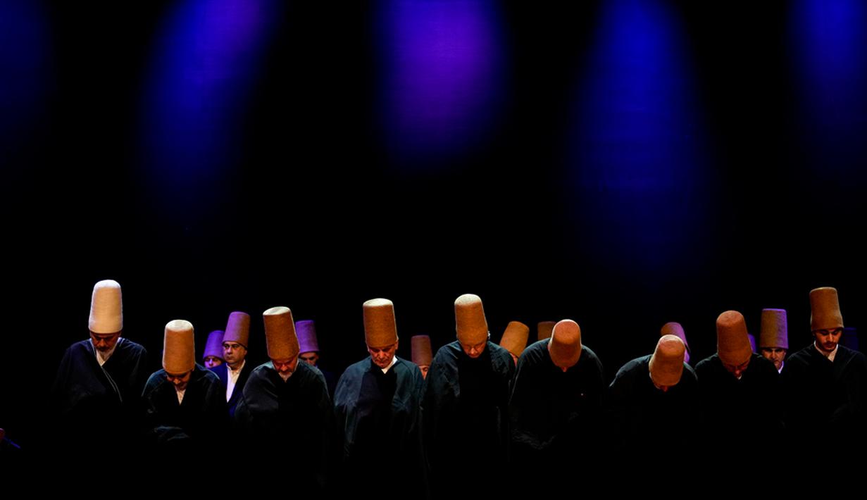 Ar-Rumi, yang dilahirkan di keluarga Turki --tapi sekarang menjadi bagian dari Afghanistan-- pada 1207, adalah salah seorang ahli filsafat dan tasawuf yang karyanya dibaca banyak orang di dunia. (AP Photo/Emrah Gurel)