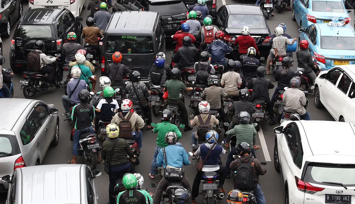 Kemacetan kendaraan di Jalan Medan Merdeka Timur, Jakarta, Rabu (14/2). Kemacetan ini imbas dari demo ratusan sopir taksi online menolak Permenhub Nomor 108 yang dianggap memberatkan. (Liputan6.com/Immanuel Antonius)