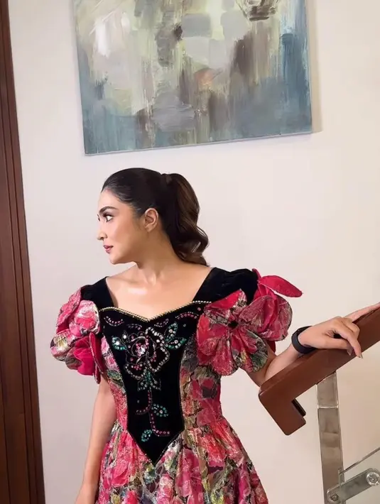 Pulasan makeup dari tangan terampil @cempaka_vanderlust berhasil menonjolkan kecantikan alaminya dengan nuansa pink lembut yang berpadu harmonis dengan busananya. Fokus pada riasan mata yang menawan dan bibir yang berkilau memberikan kesan elegan dan segar.  [@ashanty_ash].