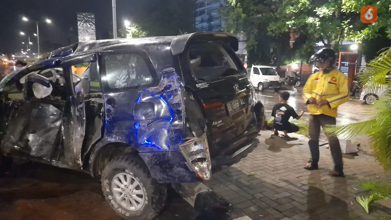 Kecelakaan lalu lintas mobil dinas Pemkab Gowa kecelakaan (Liputan6.com/Fauzan)