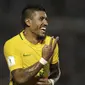 Paulinho mencetak hattrick saat Timnas Brasil menang 4-1 atas Timnas Uruguay dalam lanjutan kualifikasi Piala Dunia 2018 zona Amerika Selatan di Estadio Centenario, Montevideo, Jumat (24/3/2017) pagi WIB. (AP Photo/Natacha Pisarenko)