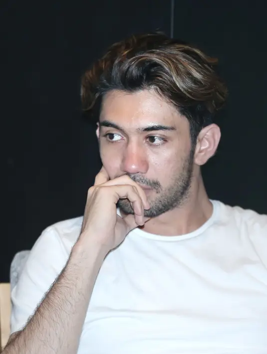 "Tapi, saya belum bisa bocorkan. Genrenya, drama, komedi, drama komedi," ujar Reza Rahadian beberapa waktu lalu. (Galih W. Satria/Bintang.com)