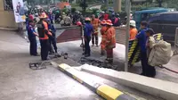 Petugas Pemadam Kebakaran saat mengecek ledakan dan semburan api. (Liputan6.com/Ady Anugrahadi)