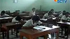 Siswa SMP yang tak lulus mengikuti ujian nasional ulangan. Longgarnya pengawasan di sejumlah lokasi ujian dimanfaatkan para siswa. 