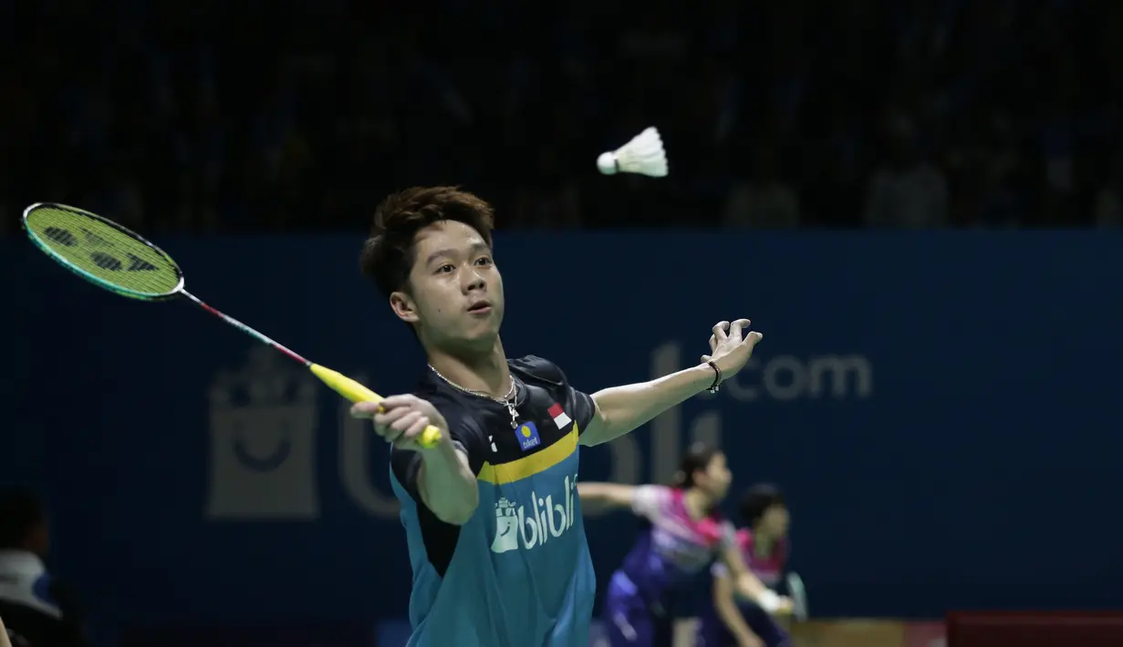 Ganda putra Indonesia, Marcus Gideon / Kevin Sanjaya, mengembalikan kok saat melawan Ou Xuan Yi / Zhang Nan pada Indonesia Open 2019 di Istora Senayan, Jumat (19/7). Marcus / Kevin menang 21-12 dan 21-16. (Bola.com/Yoppy Renato)