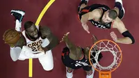 Aksi LeBron James saat Cavaliers kalahkan Raptors (AP)