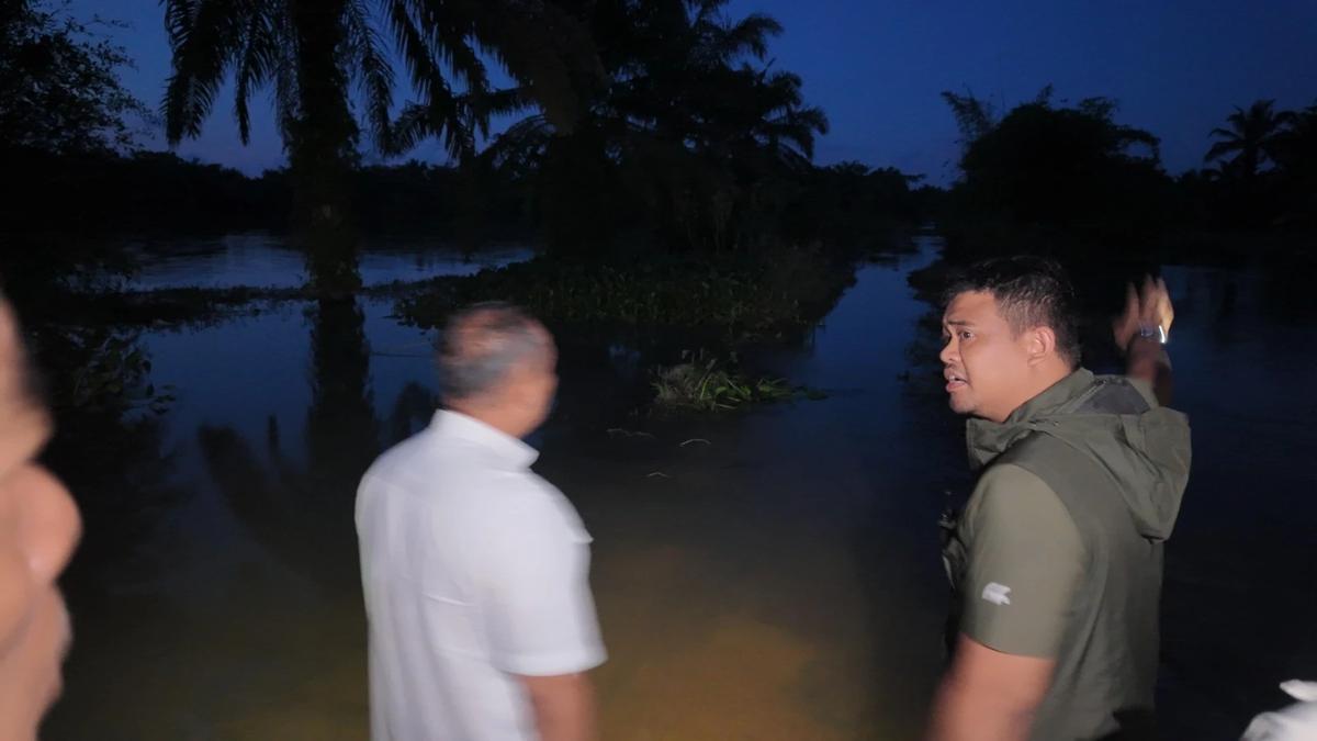 Gubernur Sumut Bobby Afif Nasution mendatangi lokasi banjir di Kecamatan Tanjung Pura, Kabupaten Langkat