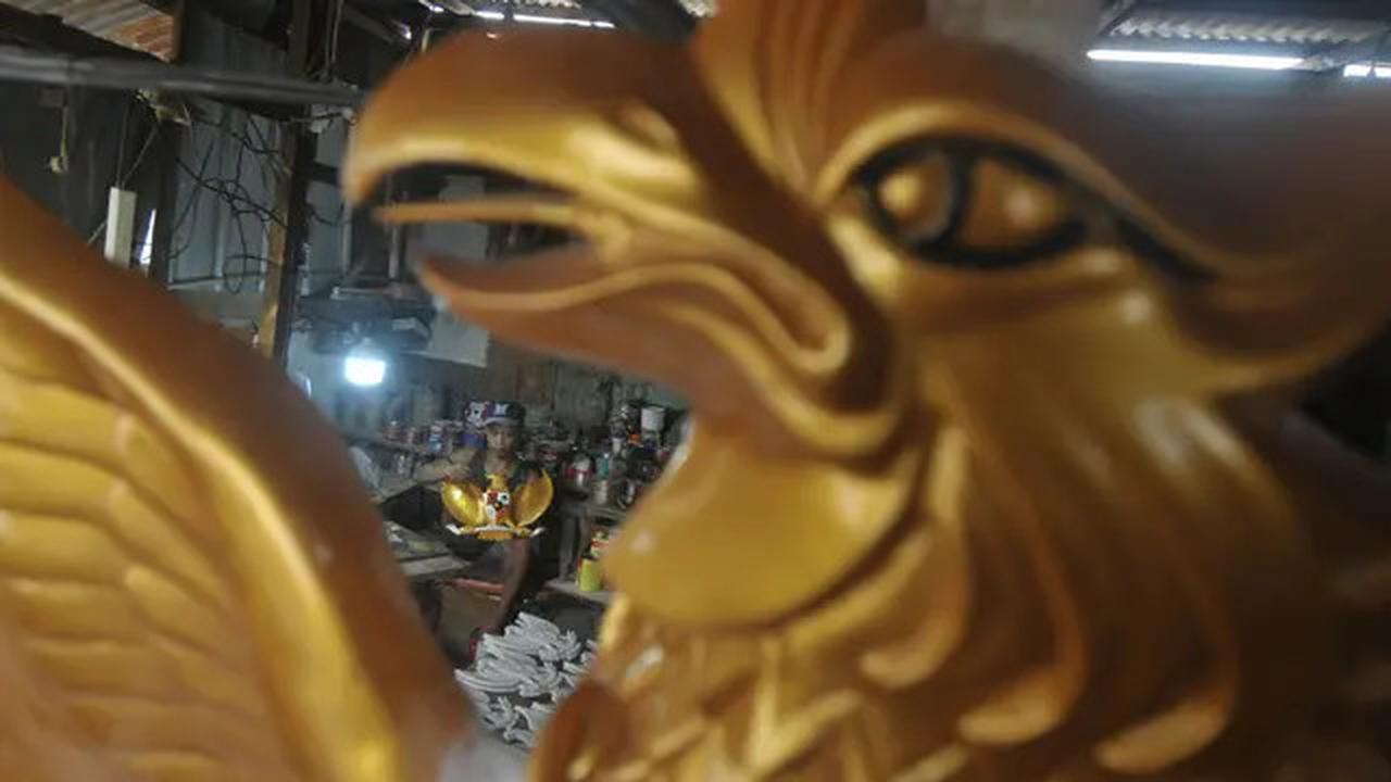 Pekerja menyelesaikan pembuatan kerajinan patung Garuda Pancasila di Garuda Fiber, kawasan Jakarta Timur, Rabu (7/8/2024). Jelang peringatan HUT ke-79 Kemerdekaan RI, pesanan kerajinan patung Garuda Pancasila mengalami peningkatan hingga dua kali lipat. 