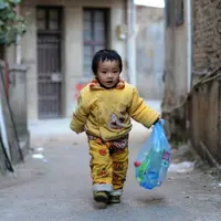 Seorang bocah rela mengumpulkan botol bekas demi operasi jantung. | Sumber Foto: whatsonxiamen.com