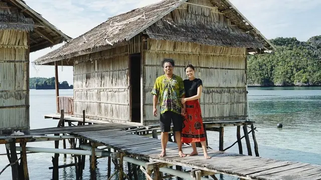 7 Momen Liburan Indah Permatasari dan Arie Kriting di Raja Ampat