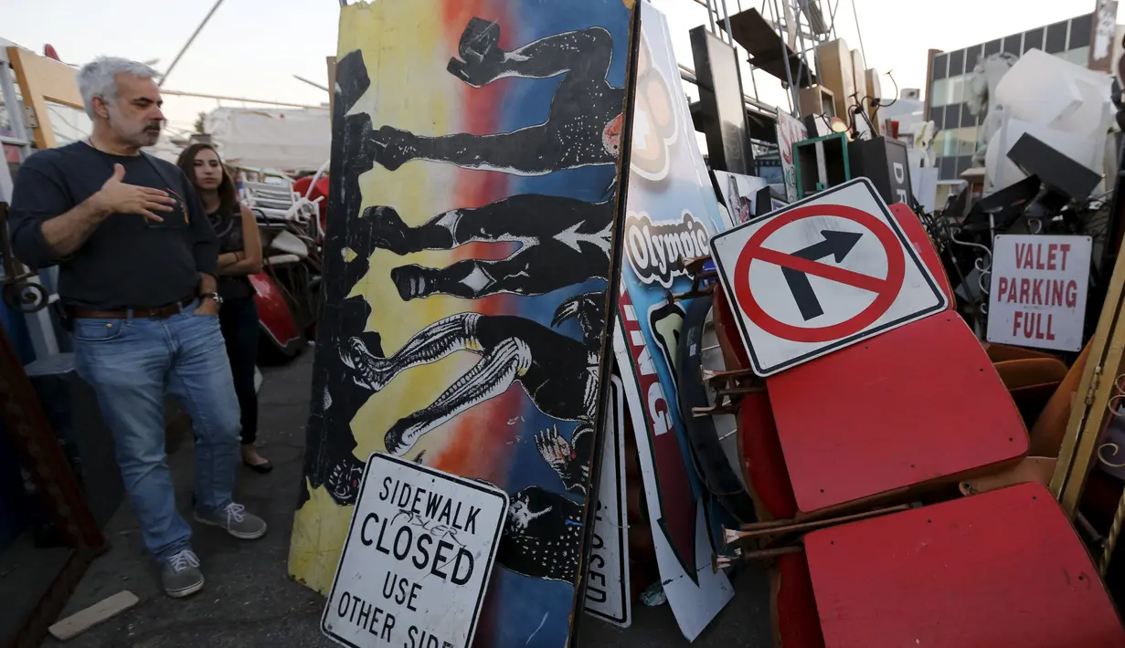 Pengunjung saat melihat barang-barang milik kolektor Nick Metropolis di Hollywood , Los Angeles, (27/2). Barang - barang Nick sering disewakan atau dibeli untuk produksi film Hollywood. (REUTERS / Chris Helgren)