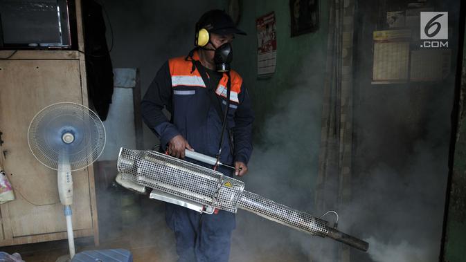 Foto petugas melakukan fogging untuk pemberantasan nyamuk DBD