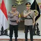 Irjen Pol Firman Santyabudi (kanan) menyerahkan jabatannya sebagai Kepala Korps Lalu Lintas (Kakorlantas) Polri kepada Kapolri Jenderal Pol Listyo Sigit Prabowo (kiri). Penyerahan jabatan itu dilakukan lantaran Firman resmi memasuki masa pensiunnya dari Polri. (Foto: Istimewa)