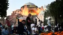 Umat muslim melaksanakan salat di luar Hagia Sophia, Istanbul, Turki, Kamis (23/7/2020). Alih fungsi bangunan gereja era Bizantium tersebut menjadi masjid telah memicu protes internasional. (AP Photo/Omer Kuscu)