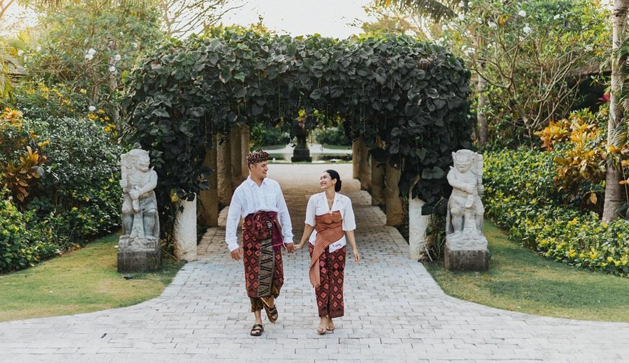 Melalui laman media sosialnya, pemain film 'Ali & Ratu Ratu Queens' itu kerap menunjukkan penampilan dengan memakai busana tradisional. Kecintaannya terhadap budaya dijadikan inspirasi untuk pemotretan keluarga. Potret romantisnya bareng suami pun bikin warganet ikut baper. (Liputan6.com/IG/@happysalma)