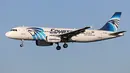 Menteri pertahanan Yunani mengatakan penerbangan MS804 membuat "tikungan tajam" dan jatuh sebelum keluar dari radar, Kamis (19/5). (Reuters/ Kevin Cleynhens)