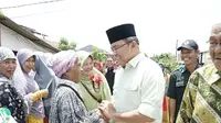 Cagub Sumsel Dodi Reza Alex Noerdin berjanji akan memfasilitasi perombakan bekas pabrik batu bata jadi tambak ikan di Palembang (dok. Timses Dodi-Giri / Nefri Inge)