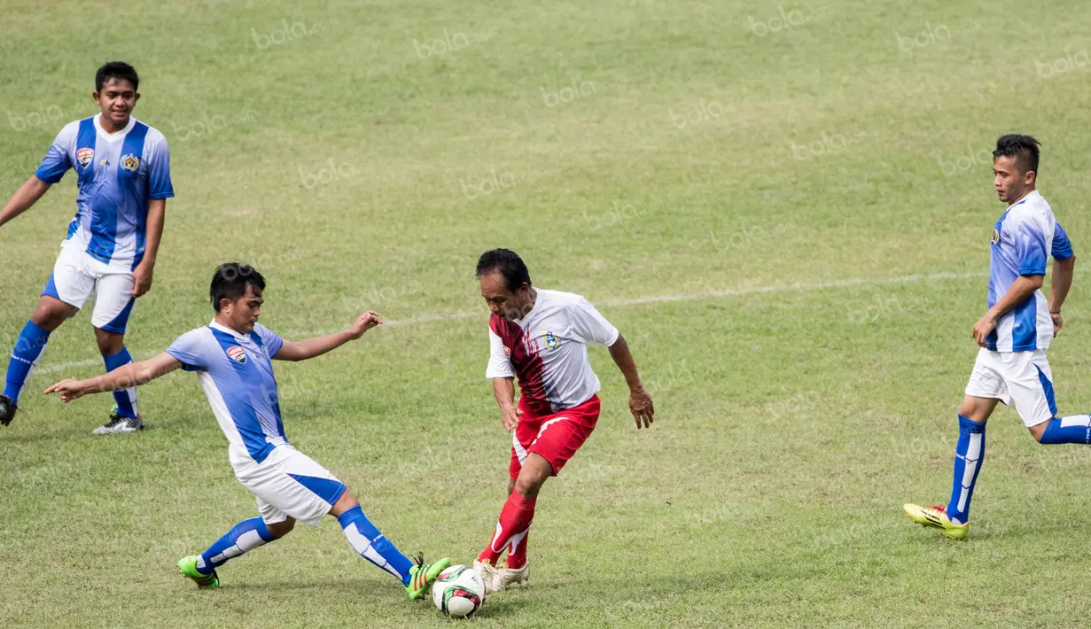Mantan gelandang Indonesia, Zulkarnain Lubis, berusaha lepas dari penjagaan pemain Siwo Jaya pada laga Agum Gumelar Cup di SUGBK, Jakarta, Minggu (10/4/2016). Zulkarnain pada masanya dijuluki sebagai Maradona Indonesia. (Bola.com/Vitalis Yogi Trisna)