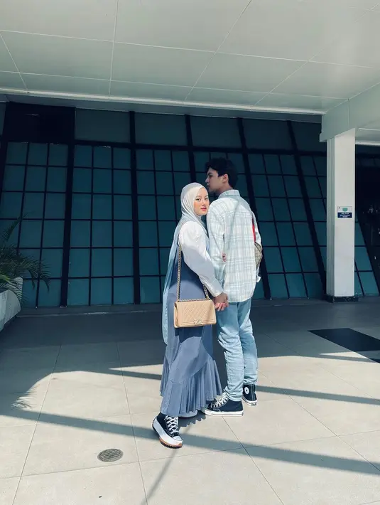 Pilihan busana bernuansa biru di hari yang cerah akan membuat penampilan Anda terlihat segar. [Foto: Instagram/dindahw]