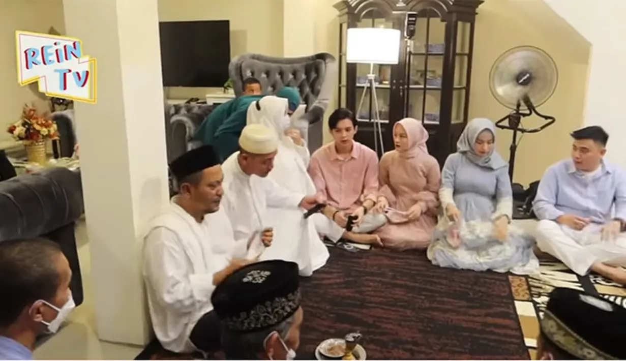 Rey Mbayang dan Dinda Hauw (Youtube/Rein Tv)