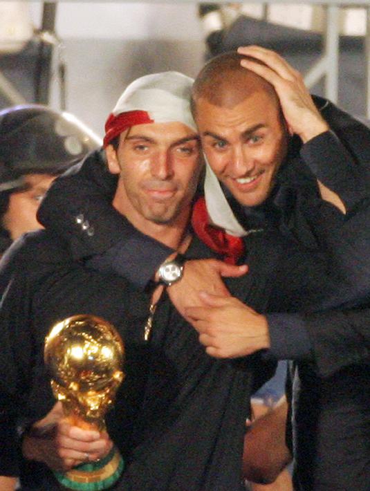 Gialuigi Buffon pernah merasakan gelar Piala Dunia pada 2006. Italia berhasil mengalahkan Prancis lewat adu penalti pada final dengan skor 5-3. (AFP/Paco Serinelli)