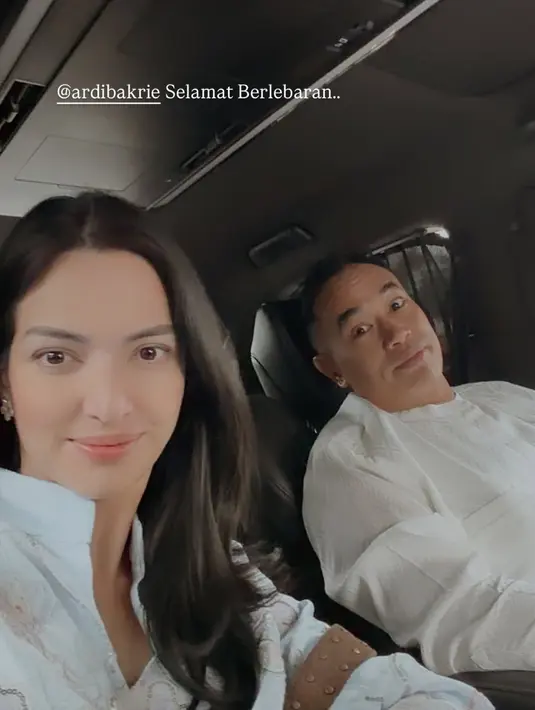 Nia Ramadhani tampil percaya dengan wajah tanpa makeup saat menuju lokasi Sholat Ied [@ramadhanibakrie]