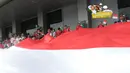 Sejumlah suporter Indonesia mengibarkan bendera raksasa saat berada di Philippine Sports Stadium, Filipina, Sabtu (19/11/2016). Para suporter akan menyaksikan laga Piala AFF 2016 antara Indonesia melawan Thailand. (Bola.com/Nicklas Hanoatubun)