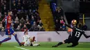 Beruntung, Manchester United memiliki Ibrahimovic. Mantan pemain tim nasional Swedia itu menjadi penentu kemenangan timnya setelah mencetak gol usai memanfaatkan umpan terobosan Pogba. (Action Images via Reuters/Tony O'Brien)