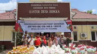 Direktur Utama Kideco, Mohammad Kurnia Ariawan, menyerahkan 16.300 paket sembako di Kabupaten Paser. Foto: Dok. Kideco
