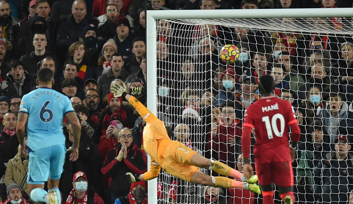 Di babak kedua Liverpool masih dominan menekan Newacstle United. Namun The Reds baru berhasil manambah gol pada menit ke-87 melalui sepakan keras Trent Alexander-Arnold dari luar kotak penalti. (AFP/Oli Scarff)