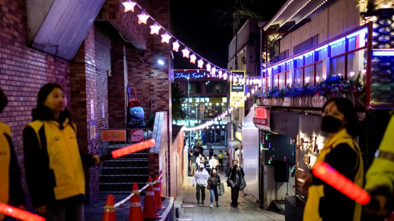 Hari ini Minggu (29/10/2023) tepat setahun tragedi Halloween di Itaewon, Korea Selatan yang menewaskan 159 orang. <br><br>Distrik yang biasanya ramai dengan kehidupan malam yang berkerumun itu terlihat sepi.<br>