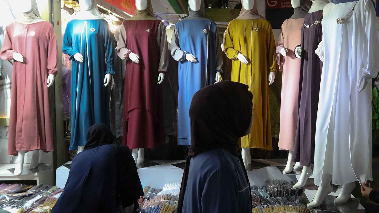 FOTO:   Hampir Sepekan Jelang Lebaran, Warga Memadati Pasar Tanah Abang