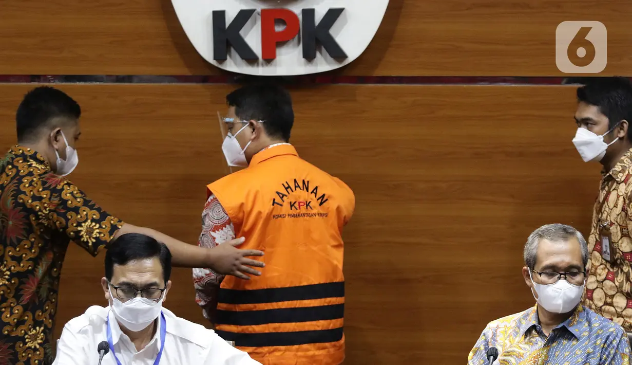 Dirjen Bina Keuangan Daerah Kemendagri periode Juli 2020-November 2021, M Ardian Noervianto (ketiga kiri) usai rilis penahanan di Gedung KPK, Jakarta, Rabu (2/2/2022). M Ardian N merupakan tersangka dugaan suap terkait pengajuan dana PEN untuk Kab Kolaka Timur 2021. (Liputan6.com/Helmi Fithriansyah)