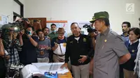 Gubernur Bali Made Mangku Pastika mengunjungi Pos Pengamatan Gunung Api Agung di Desa Rendang, Karangasem, Senin (27/11). Gubernur Bali juga meminta warga mengikuti prosedur BPBD dalam menghadapi erupsi Gunung Agung (Liputan6.com/Andi Jatmiko)