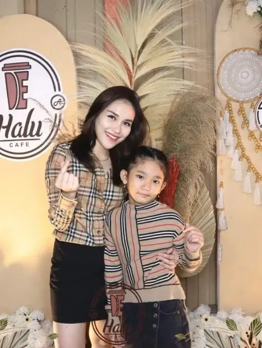 Saat merayakan acara anniversary cafenya, Ayu dan Bilqis tampil kompak pakai atasan Burberry dan rok mini hitam. @ayutingting92.