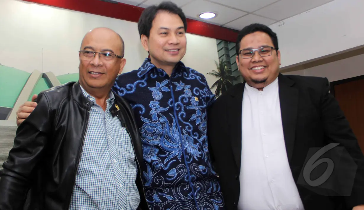 (Kiri-kanan) Sekretaris Fraksi Partai Nasdem Syarif Abdullah Al Katiri, Ketua Komisi III DPR Aziz Syamsuddin dan Pengamat Hukum Universitas Al Azhar Ratmat Bagja saat diskusi di Senayan, Jakarta, Kamis (2/4/2015). (Liputan6.com/Helmi Afandi) 