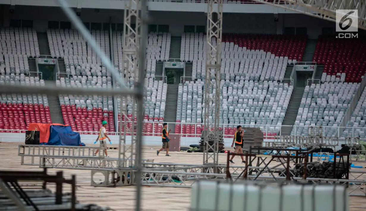Pekerja menyelesaikan pembuatan panggung konser Guns N' Roses ‘Not In This Time Lifetime Tour’ di Stadion GBK, Jakarta, Selasa (6/11). Persiapan panggung konser Guns N Roses sudah 80 persen selesai. (Liputan6.com/Faizal Fanani)