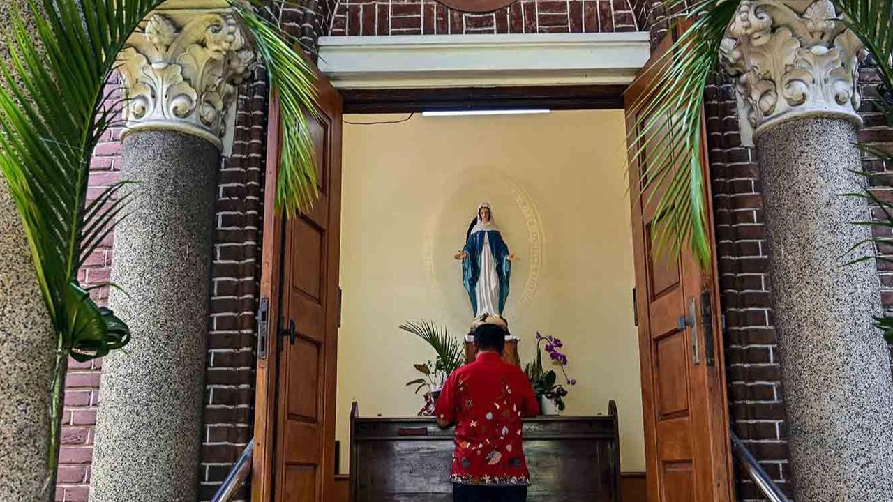 FOTO: Berlangsung Khidmat, Prosesi Minggu Palma di Gereja Bunda Maria Surabaya