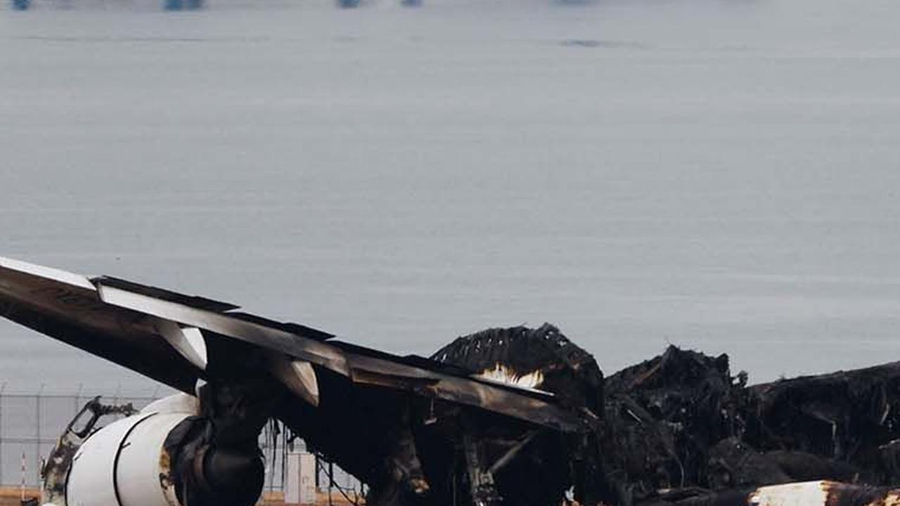 Pesawat nahas itu kini tampak hangus dan hancur setelah terbakar hebat akibat tabrakan.&nbsp;REUTERS/Issei Kato