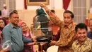 Presiden Joko Widodo mengundang perwakilan pedagang dari sejumlah pasar di Jakarta di Istana Negara, Jakarta, Kamis (3/9/2015). Jokowi mendapat hadiah burung Kenari dari pedagang. (Liputan6.com/Faizal Fanani) 