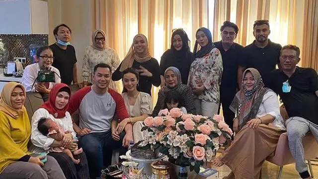 6 Momen Pertemuan Zaskia Gotik dan Mama Mertua, Penuh Kehangatan