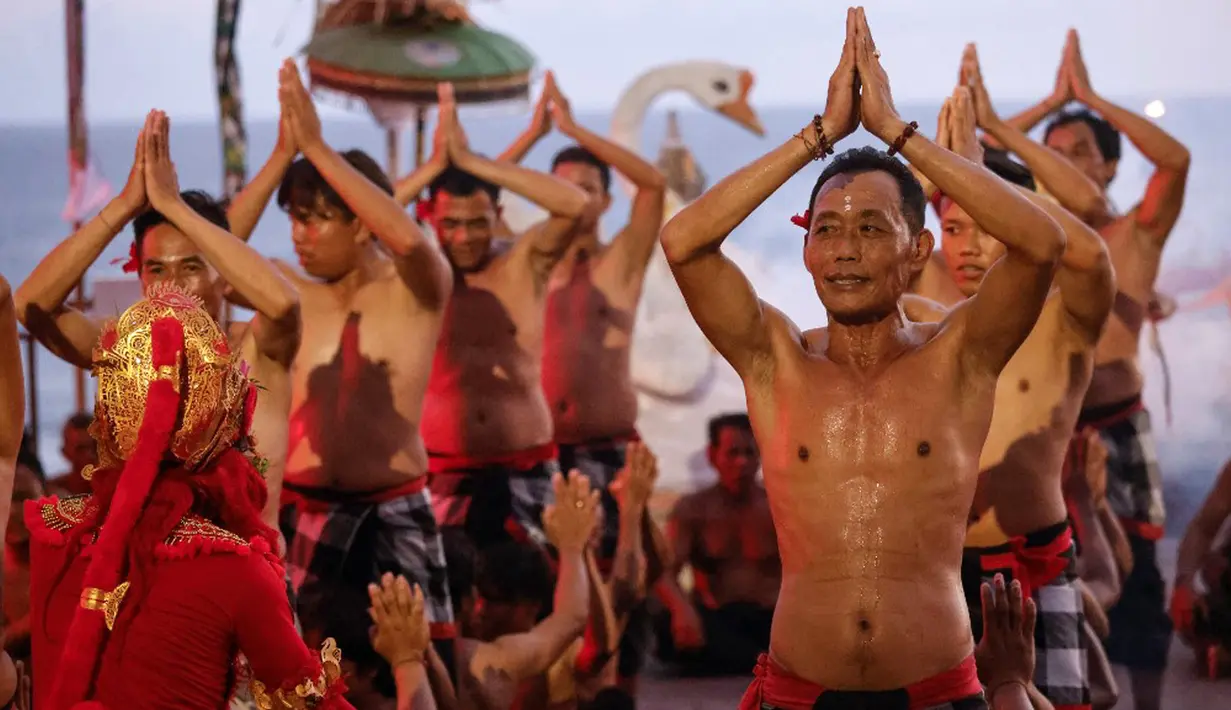 Dalam buku karya Resi Septiana Dewi yang berjudul "Keanekaragaman Seni Tari Nusantara", dalam menarikan tari Kecak para penari duduk melingkar dan mengenakan kain khas Bali yang bermotif kotak-kotak seperti papan catur yang ditaruh di pinggang. (David GANNON/AFP)