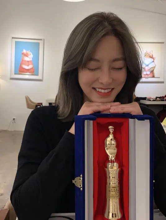 Atau jika kamu sudah berpikiran untuk cat rambut, tapi belum percaya diri, bisa mencontoh warna yang digunakan Park Se Young ini. Warna rambut bernuansa ash grey ini akan cocok untuk kamu yang berkulit lebih terang. Foto: Instagram.