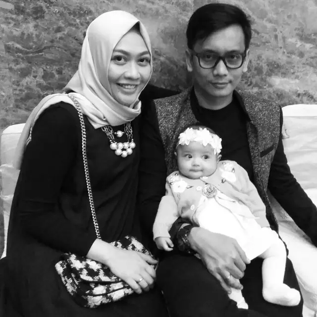 7 Potret Istri Mendiang Bani Seventeen yang Jadi Dokter Perangi Covid-19