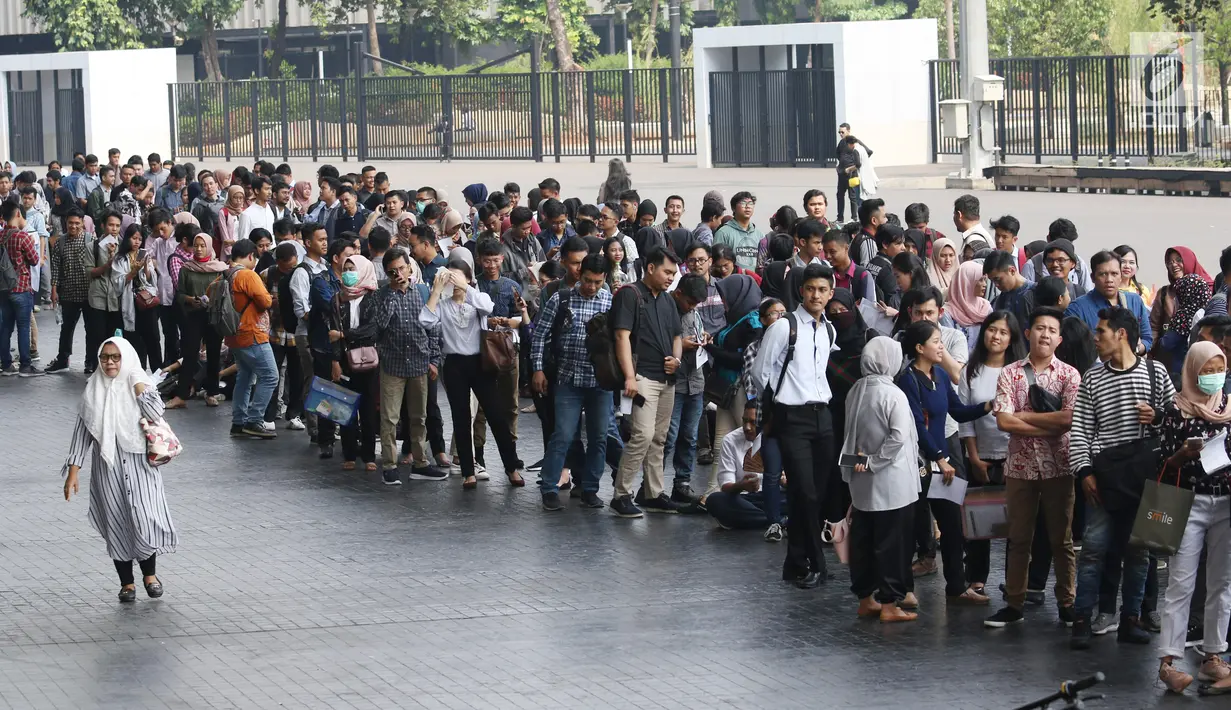 Ratusan pencari kerja mengantre saat akan mengikuti Mega Career Expo 2019 di GBK, Senayan, Jakarta, Selasa (2/7/2019). Mega Career Expo 2019 berlangsung pada tanggal 2-3 Juli. (Liputan6.com/Angga Yuniar)